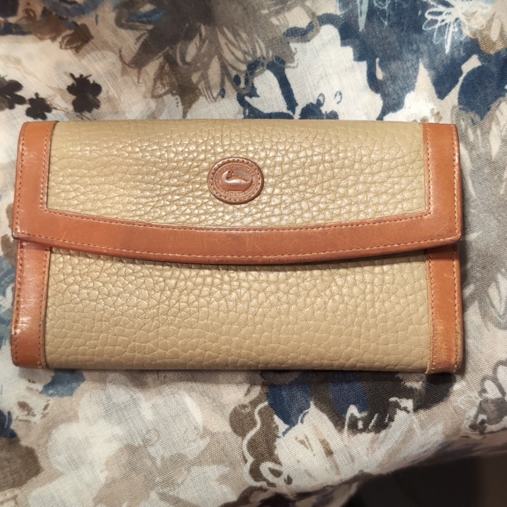 VGC Dooney & Bourke Leather Clutch Wallet.  Pebbled Leather 7x4"